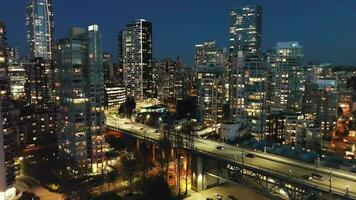 aereo Visualizza su centro di vancouver a notte, granville ponte e falso torrente video