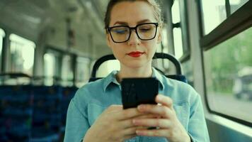 público transporte. mulher dentro óculos dentro eléctrico usando Smartphone. video