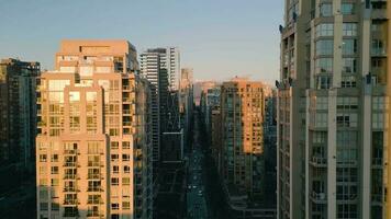 vol le long de le rue entre grattes ciels à le coucher du soleil. Vancouver, Canada. video