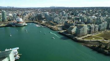 aéreo Visão do a centro da cidade do Vancouver, Canadá perto a Ciência mundo video