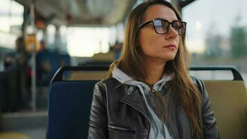 público transporte. mulher dentro óculos dentro eléctrico usando Smartphone, lento movimento video