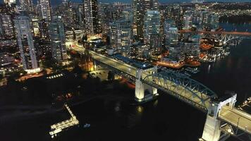 antenn se på stadens centrum av vancouver på natt, granville bro och falsk bäck video