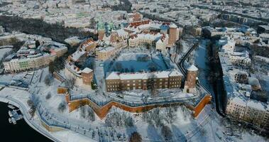aéreo Visão do wawel real castelo coberto com neve, Cracóvia video