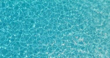 Blau Wasser im das Schwimmen Schwimmbad mit Licht Reflexionen. video