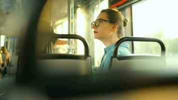 Öffentlichkeit Transport. Frau im Straßenbahn mit Smartphone, zurück Sicht. video