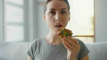 hungrig kvinna bitande och tugga färgrik chip kaka närbild video