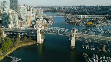 verbijsterend antenne visie Aan downtown van Vancouver, granville brug en false kreek video