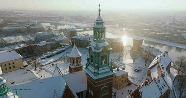 antenn se av wawel kunglig slott täckt med snö, krakow video