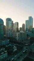 Antenne Aussicht von das Wolkenkratzer beim Sonnenuntergang. Vancouver, Kanada. video