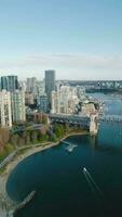 deslumbrante aéreo Visão em centro da cidade do Vancouver, granville ponte e falso Riacho video