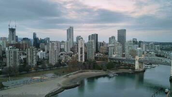 deslumbrante aéreo Visão em centro da cidade do Vancouver, granville ponte e falso Riacho video