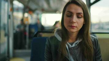 Öffentlichkeit Transport. Frau im Straßenbahn mit Smartphone, schleppend Bewegung video