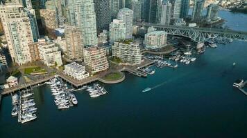 sbalorditivo aereo Visualizza su centro di Vancouver, granville ponte e falso torrente video