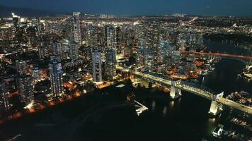 antenn se på stadens centrum av vancouver på natt, granville bro och falsk bäck video