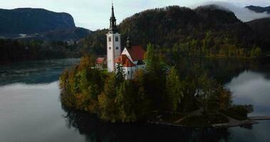 aéreo Visão do lago sangrar e a ilha dentro a meio do isto, eslovénia video