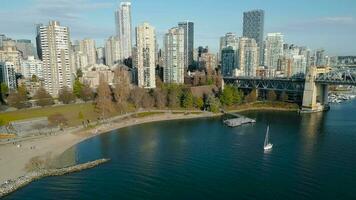 sbalorditivo aereo Visualizza su centro di Vancouver, granville ponte e falso torrente video