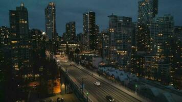 aéreo Visão em centro da cidade do Vancouver às noite, granville ponte e falso Riacho video