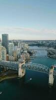 maravilloso aéreo ver en céntrico de vancouver, granville puente y falso Arroyo video