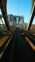 Vertikale Video. schnell Flug Über das Eisenbahn Brücke auf fpv Drohne. video