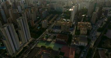 Antenne Aussicht von Wolkenkratzer von das touristisch Stadt von Benidorm, Spanien video