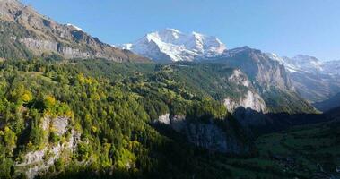 aéreo ver de el hermosa suizo naturaleza en lauterbrunnen Valle en Suiza video