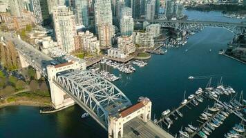 deslumbrante aéreo Visão em centro da cidade do Vancouver, granville ponte e falso Riacho video