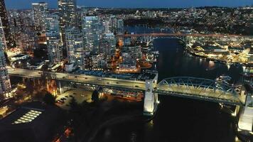 antenn se på stadens centrum av vancouver på natt, granville bro och falsk bäck video