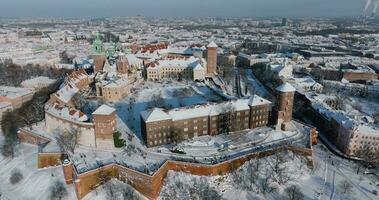 aéreo Visão do wawel real castelo e catedral coberto com neve, Cracóvia video