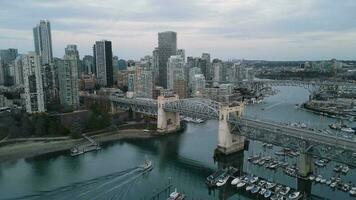 verbijsterend antenne visie Aan downtown van Vancouver, granville brug en false kreek video