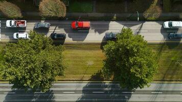 Haut vers le bas vue de ville circulation. video