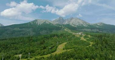 Antenne Aussicht von das Berg Lomnizki Schild. tatra Berge, Slowakei video