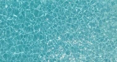 blauw water in de zwemmen zwembad met licht reflecties. video