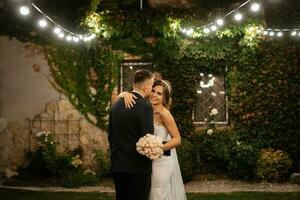 retrato de un joven Pareja de novia y novio en su Boda día foto