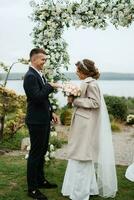 Boda ceremonia de el recién casados en un país cabaña foto