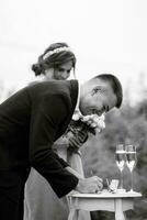 Boda ceremonia de el recién casados en un país cabaña foto