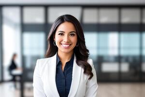 joven sonriente mujer de negocios, en pie en difuminar antecedentes de oficina. generativo ai foto