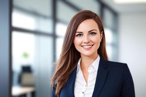 joven sonriente mujer de negocios, en pie en difuminar antecedentes de oficina. generativo ai foto