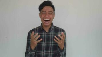 joven hombre indonesio sonrisa afectada expresión. el imágenes es adecuado a utilizar para publicidad y expresión contenido medios de comunicación. video