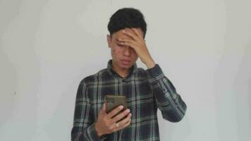 Jeune homme Indonésie stress et déçu expression avec blanc Contexte. le métrage est adapté à utilisation pour La publicité et expression contenu médias. video