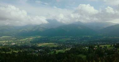 Antenne Aussicht von Zakopane im tatra Berge, schön Landschaft im sommer.polen video