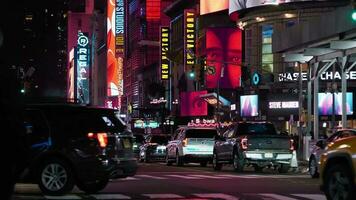 manhattan, ny york - 2023-1-27 - upptagen trafik i främre av vibrerande skyltar i gånger fyrkant video