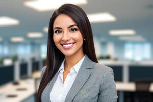 joven sonriente mujer de negocios, en pie en difuminar antecedentes de oficina. generativo ai foto