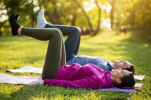 Pareja hacer ejercicio juntos en el parque foto