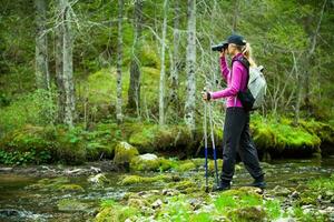 un mujer excursionismo foto