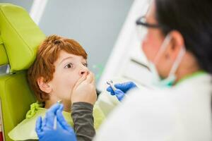 un niño a el dentista foto