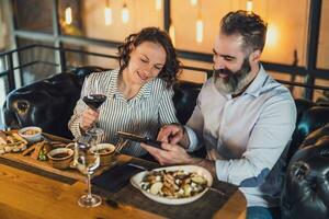 un Pareja teniendo cena foto