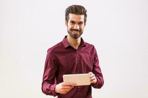 un contento hombre en un púrpura camisa foto