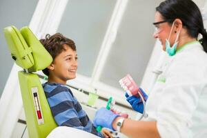 un niño a el dentista foto