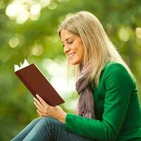 un mujer leyendo un libro foto