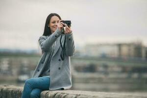 un mujer gasto hora afuera, en el ciudad foto